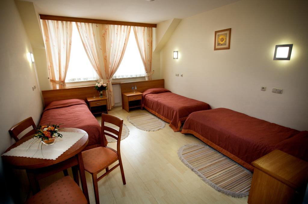 Hotel Sutoris Бохня Номер фото