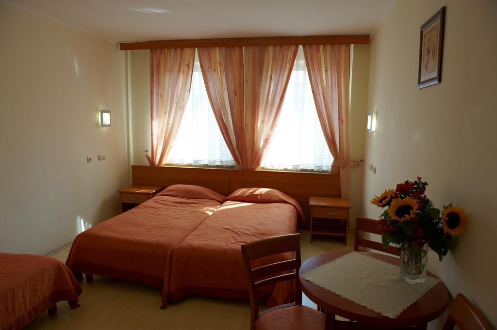 Hotel Sutoris Бохня Номер фото